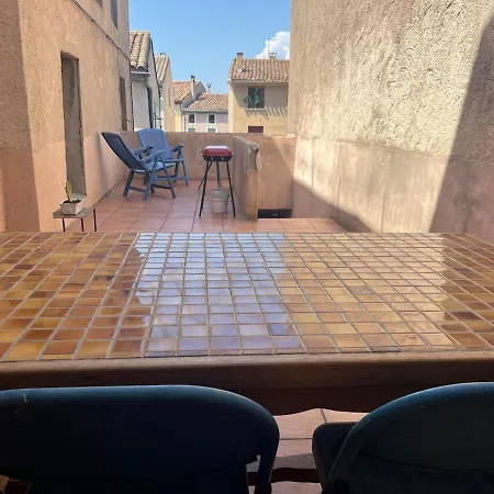 Avec Terrasse Au Pied De La Cite